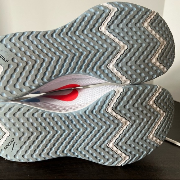 Nike White and Red Sneakers with Breathable Mesh - Picture 6 of 6